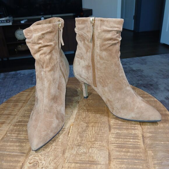 Bella Vita Tan/Beige Suede Sz 6. 5 Bootie Tapered Heel Ankle Boots Gold Zipper - Picture 1 of 15